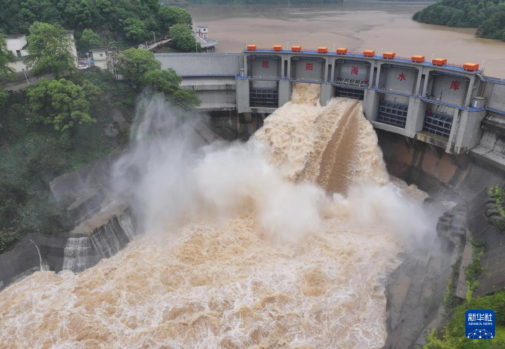 湖南郴州：歐陽(yáng)海水庫(kù)開(kāi)閘泄洪